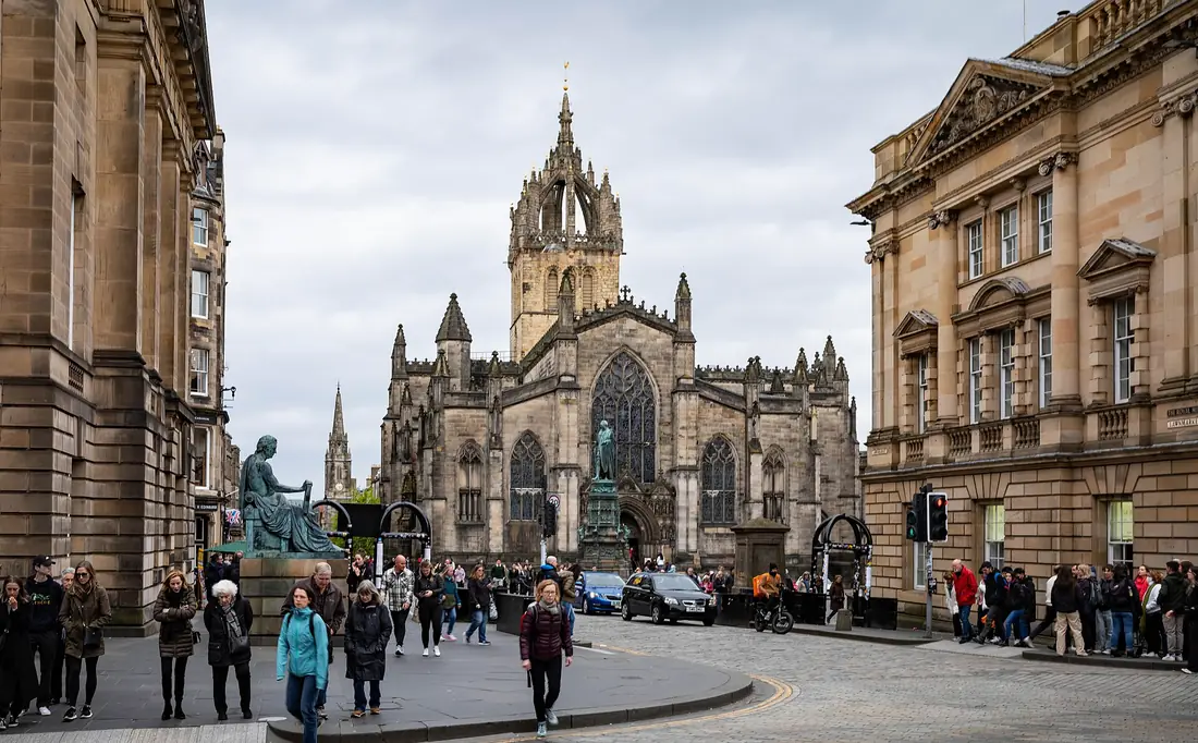 Il Royal Mile di Edimburgo con la cattedrale di St Giles