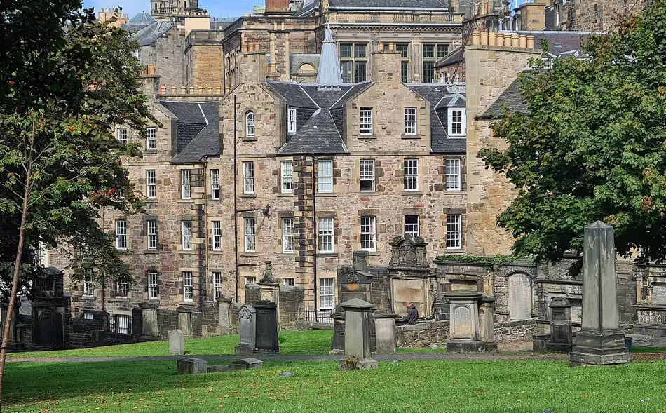 Il cimitero di Greyfriars Kirkyard a Edimburgo, fra i palazzi della città vecchia