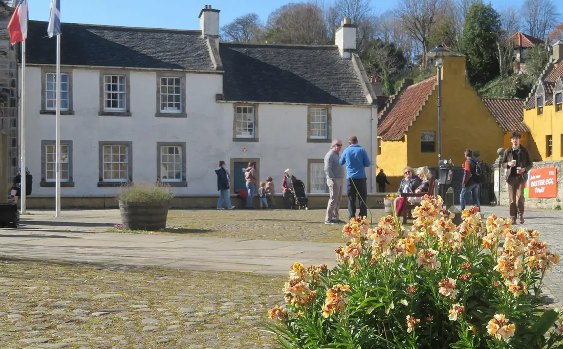 La piazza acciottolata del villaggio di Culross, con la facciata ocra del Culross Palace