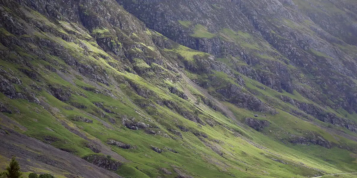 La valle di Glencoe, con i versanti verdi e le montagne sullo sfondo